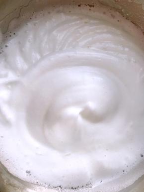 出现细密泡沫时放第二次糖