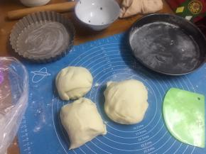 分三个面团，用保鲜膜盖好，醒15分钟