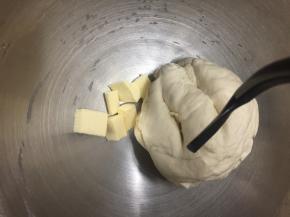 加入黄油后继续和面，大约十分钟