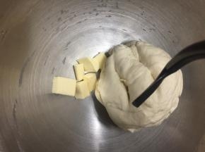 加入黄油后继续和面，大约十分钟