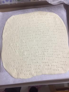 最后一块没有披萨盘了，直接用金盘，想擀方的，不是太方，用油纸垫一下，烤好拿下来比较方便