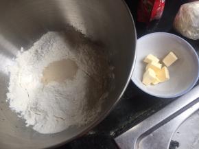 准备披萨饼皮的材料，将黄油外的材料按水，糖，盐，面粉，干酵母的顺序放入厨师机，开一档一分钟后四档5分钟