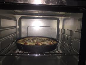 放入预热好的烤箱180度烤15-20分钟，根据个人烤箱温度及披萨大小确定