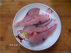 鱼腩切块洗净，沥干水