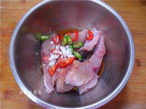 用较大的盆子盛起鱼腩，加上切碎的辣椒、红葱头、酱油、盐、淀粉