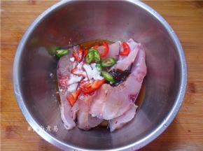 用较大的盆子盛起鱼腩，加上切碎的辣椒、红葱头、酱油、盐、淀粉