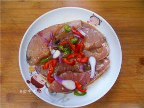 腌制好的鱼腩倒在碟子上，淋上一点食用油