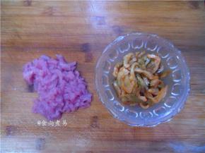猪肉洗净切丝，榨菜浸泡片刻洗净捞起