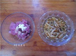 肉丝调入少许酱油、鸡粉、淀粉、食用油拌匀