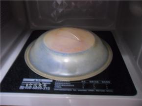 腌制过的肉丝放入微波炉内，遮上微波专用盖子、高火叮3分钟