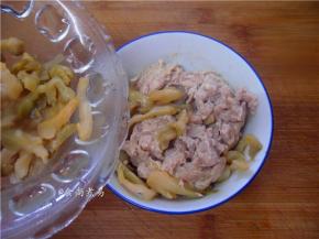 取出肉丝，倒入榨菜拌匀