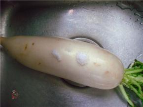 白萝卜洗净，再用食盐在表面搓一遍，冲洗沥干水