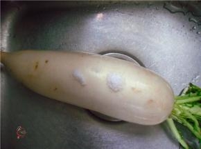 白萝卜洗净，再用食盐在表面搓一遍，冲洗沥干水