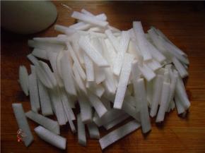 将带皮的白萝卜切成条状，萝卜皮腌制好后口感更爽脆，尽量不要去皮