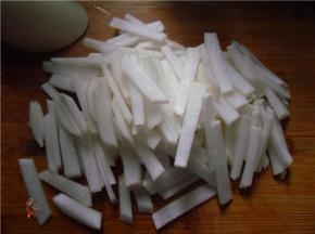 将带皮的白萝卜切成条状，萝卜皮腌制好后口感更爽脆，尽量不要去皮