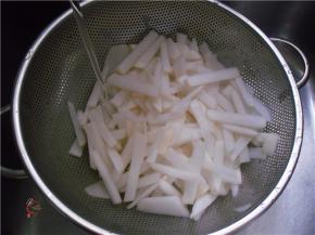 萝卜条渗出水分，慢慢变得柔软后，用清水冲洗干净，捞起沥干水