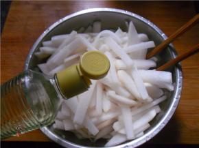 放入萝卜条，倒进米醋（食用白醋、或苹果醋均可）
