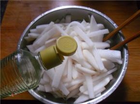 放入萝卜条，倒进米醋（食用白醋、或苹果醋均可）