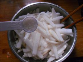 倒进白糖，搅拌均匀