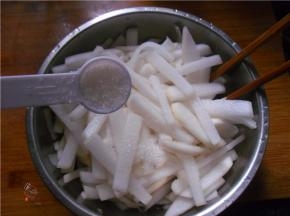 倒进白糖，搅拌均匀