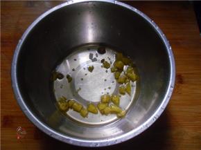 泡椒切碎，泡椒水连同泡椒碎一起倒入盆中