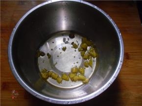 泡椒切碎，泡椒水连同泡椒碎一起倒入盆中