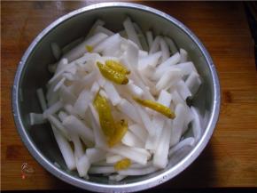 放入少量完整的泡椒，再次搅拌均匀，腌制10分钟左右，食用之前拌匀即可