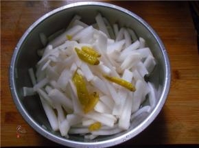 放入少量完整的泡椒，再次搅拌均匀，腌制10分钟左右，食用之前拌匀即可