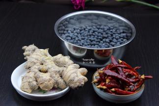 准备好食材：黑豆、生姜、干辣椒、盐等；