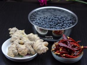 准备好食材：黑豆、生姜、干辣椒、盐等；
