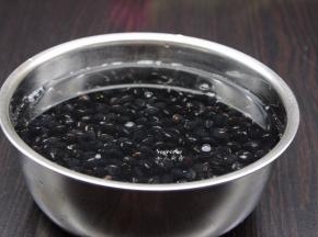 黑豆洗净，浸泡6小时；