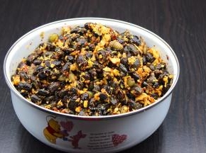 用一个大容器把发酵好的黑豆、生姜末、辣椒碎、盐拌均；