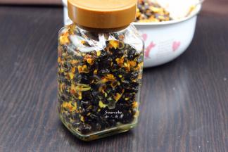 罐口用保鲜膜密闭严实，盖紧盖子；豆子进行二次发酵，10-20天后开坛食用。