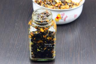 罐子洗净沥干水，把拌均好的黑豆装入坛子中；