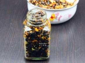 罐子洗净沥干水，把拌均好的黑豆装入坛子中；