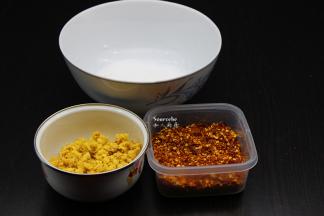 生姜去皮、洗净，切细末；辣椒碎；盐用锅炒出微黄；