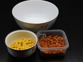 生姜去皮、洗净，切细末；辣椒碎；盐用锅炒出微黄；