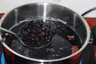 泡好的黑豆，捞出沥干水，放入锅中煮熟；