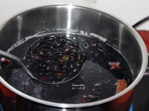 泡好的黑豆，捞出沥干水，放入锅中煮熟；