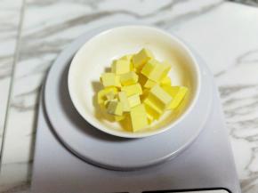 黄油切小块，室温软化。