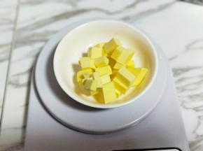 黄油切小块，室温软化。