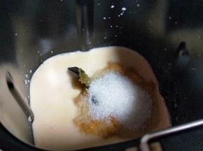 再加入牛奶，白砂糖。