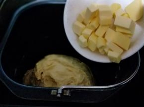 20分钟后面团再扩展阶段，这时加入室温软化的黄油。(室温自然软化即可。)