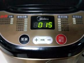 再次启动面包机，自动揉面15分钟。 15分钟后面团已经有了不容易破的手套膜。