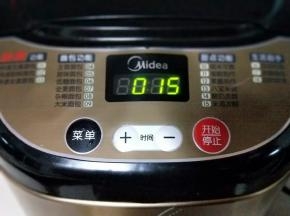 再次启动面包机，自动揉面15分钟。 15分钟后面团已经有了不容易破的手套膜。