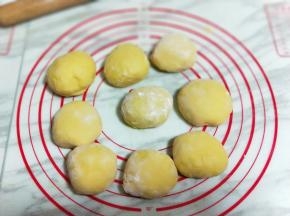 将面团取出排气，分成9等份揉圆。