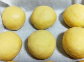 放在垫有油纸的烤盘中，并间隔距离。