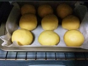 放入烤箱进行二次发酵，天冷可以放一碗开水，发至2-2.5倍取出刷上一层薄薄的蛋液，撒上白芝麻。
入烤箱中层，180度烤15-18分钟。注意观察颜色，必要时盖上一张锡纸。