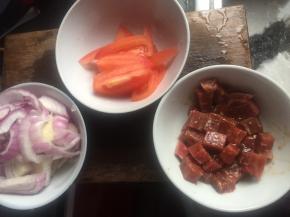 醒发时将番茄，洋葱，牛排切好待用，牛排用酱汁酱好