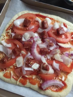 铺上洋葱片，牛肉粒，再撒一层马苏里拉奶酪